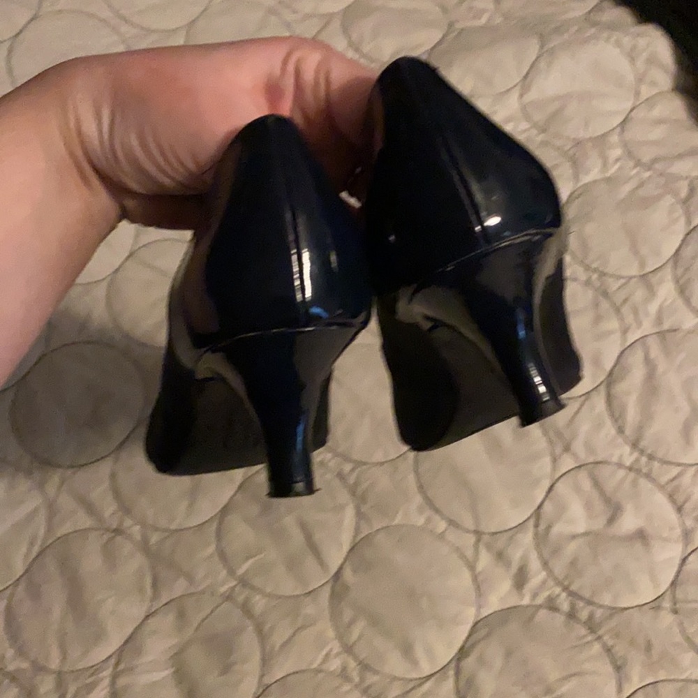 Navy Anne Klein kitten heels size 8.5 - Picture 3 of 4
